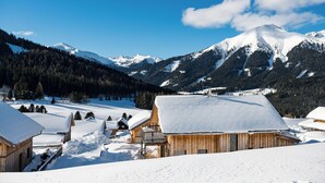 A snow-covered village with wooden buildings and a mountain backdrop. - Almdorf Hohentauern by ALPS RESORTS (Hohentauern)