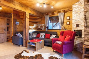 Premium Ferienhaus #58 mit Sauna & Whirlpool | Wohnbereich | 30-Zoll-Flachbildfernseher mit Kabelempfang