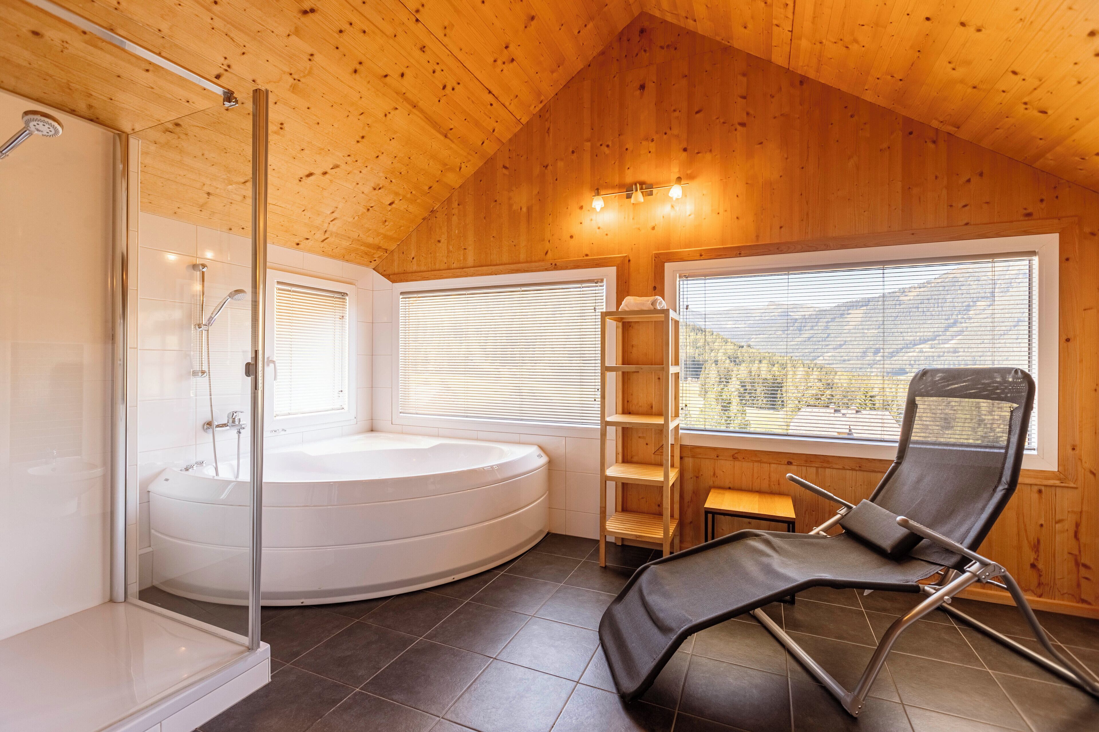 Premium Ferienhaus #18 mit Sauna & Whirlpool | Bathroom | Shower, hair dryer, toilet paper