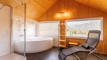 Premium Ferienhaus #18 mit Sauna & Whirlpool | Bathroom | Shower, hair dryer, toilet paper