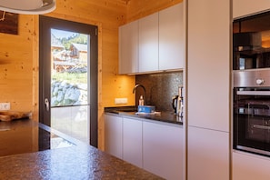 Superior Ferienhaus #55 mit IR-Sauna | Privat køkken | Køleskab, kogeplade, opvaskemaskine, kaffe-/temaskine