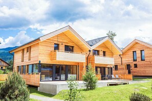 A modern wooden house with large windows and a balcony. - Kreischberg Pool Villas & Penthouses by ALPS RESORTS (Sankt Georgen am Kreischberg)