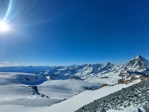 Vista panorámica de una cordillera nevada bajo un cielo despejado.