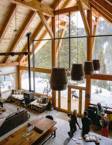 Tranquil 4-bedroom lodge in Front Royal with AC, WiFi