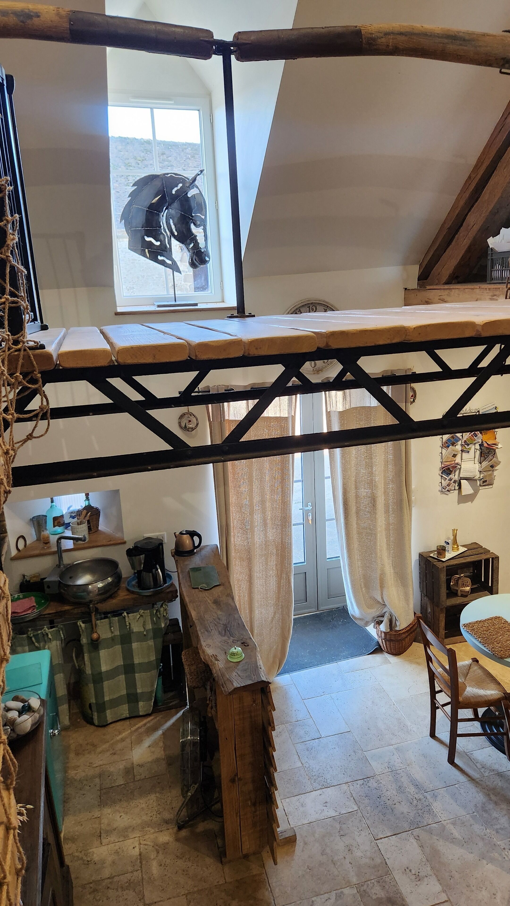 Kylskåp, mikrovågsugn, spishäll och kaffe- och tebryggare