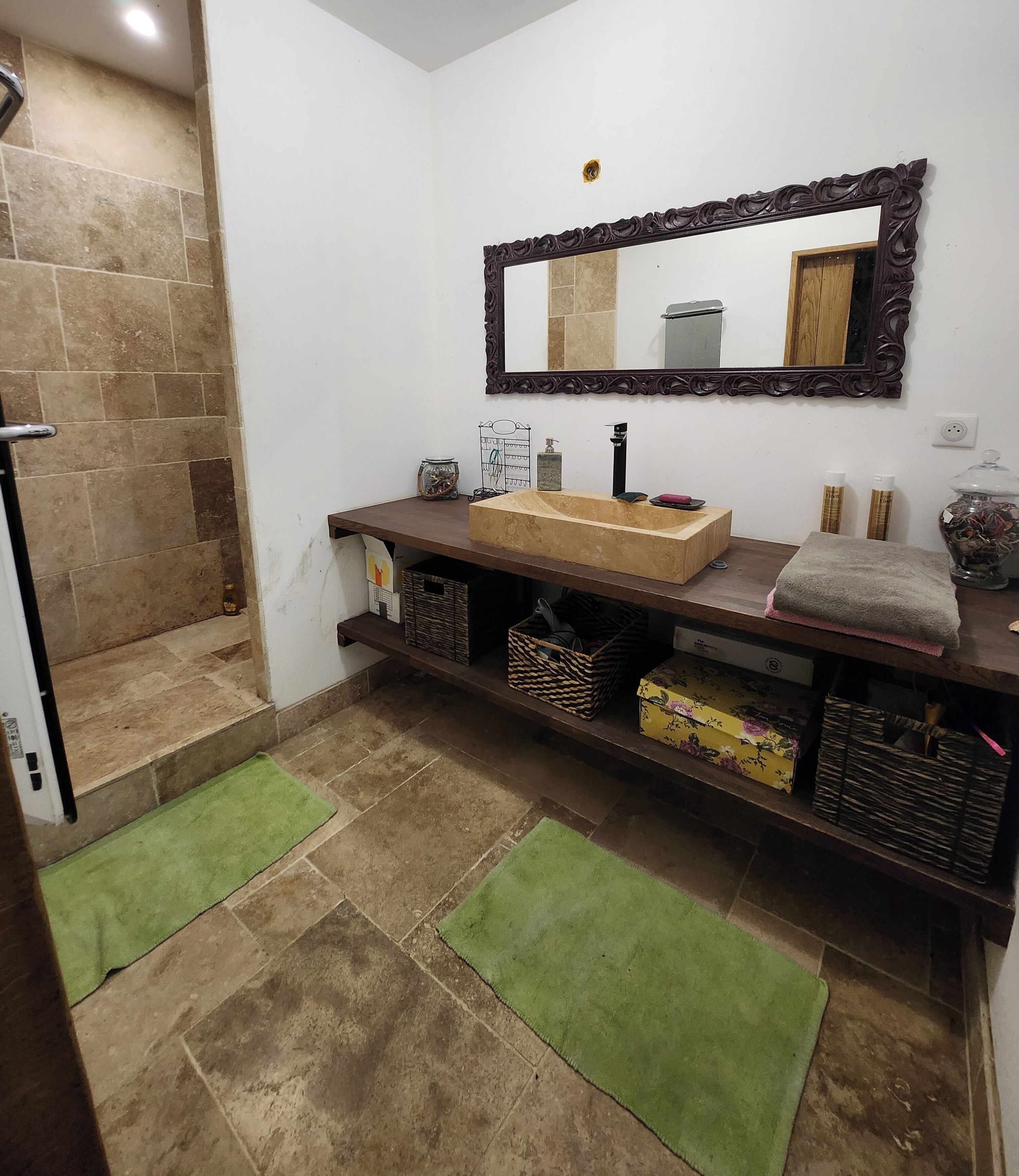 シャワー、ヘアドライヤー、タオル、石鹸