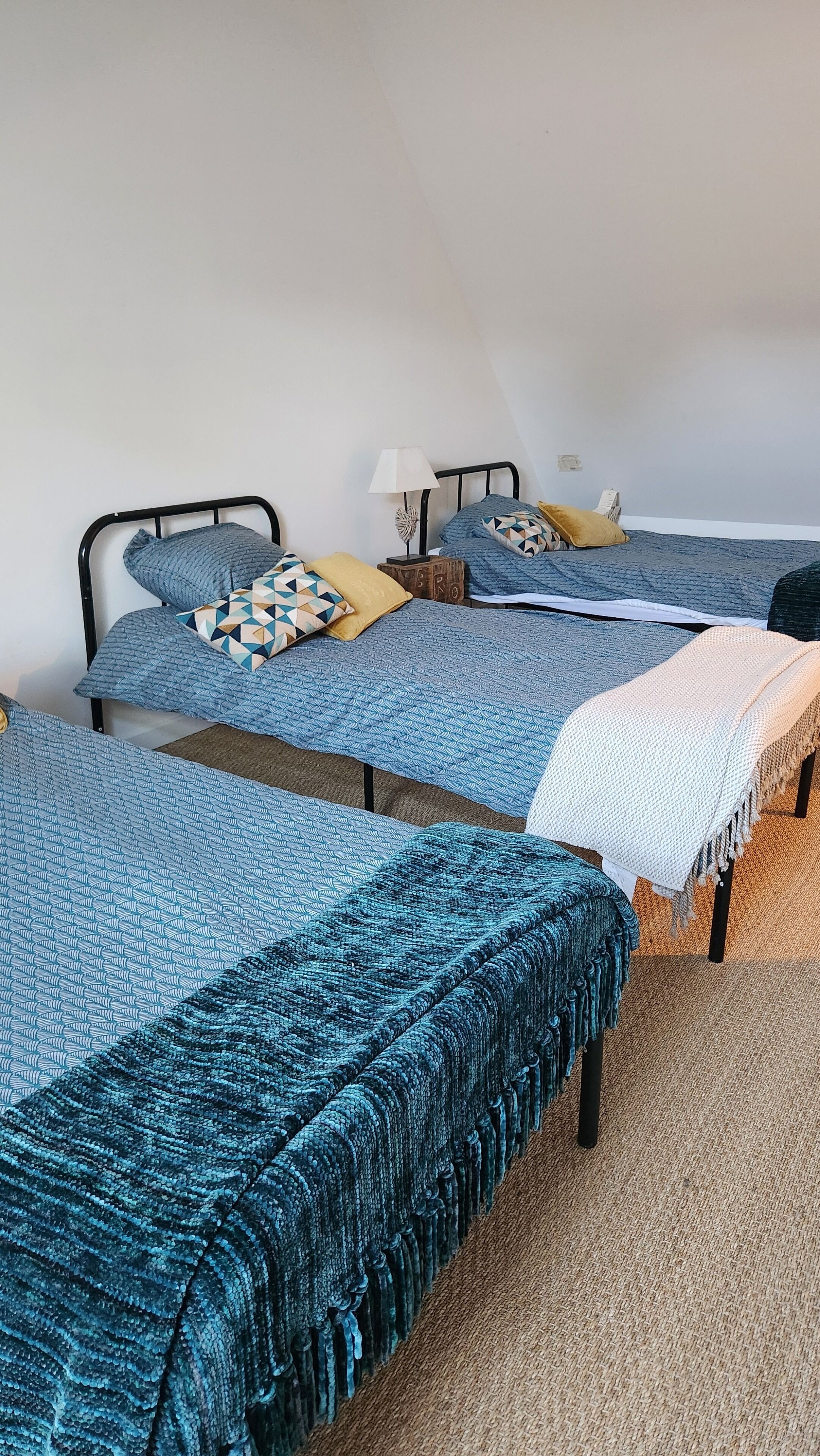 2 室のベッドルーム、デスク、旅行用ベビーベッド、ベッドシーツ