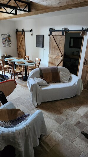 Télévision, cheminée, baby-foot, livres