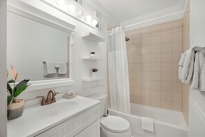 Shower, hair dryer, towels - Sands Beach Club #112 (Myrtle Beach)