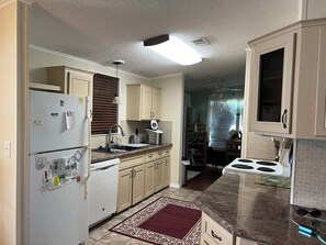 Kylskåp, mikrovågsugn, ugn och spishäll