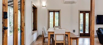 Hummingbird House! Cozy 2-bedroom rustic house near the University of Oregon!
