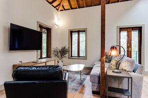 Smart TV - Hummingbird House! Cozy 2-bedroom rustic house near the University of Oregon! (Eugene)
