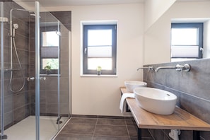 Superior Ferienwohnung mit 2 Schlafzimmern & IR-Sauna | Badrum | Dusch, gratis toalettartiklar, hårtork och handdukar