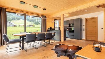 4 bedrooms, free WiFi, bed sheets