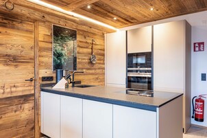 Geladeira grande, micro-ondas, cooktop, lava-louças