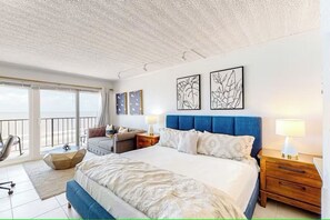 Tabla de planchar con plancha, wifi gratis y ropa de cama 