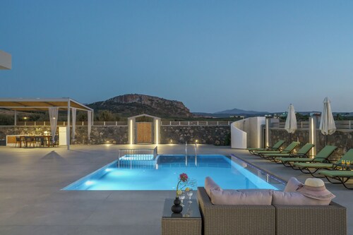 New Villa with Private Pool, Ping Pong & BBQ, 1km from the beach