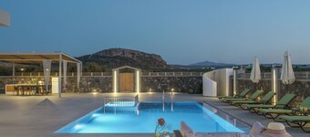 New Villa with Private Pool, Ping Pong & BBQ, 1km from the beach