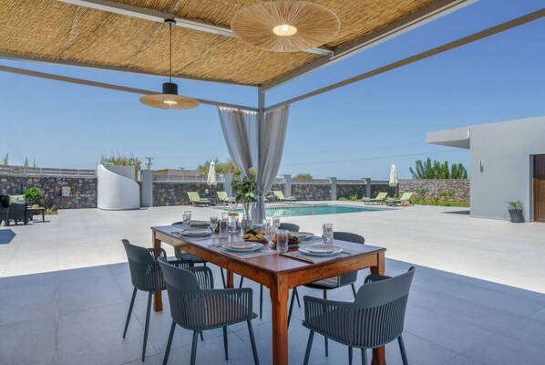 Outdoor dining - New Villa w/Pool, BBQ & Ping Pong, 1km from beach (Rethymno)
