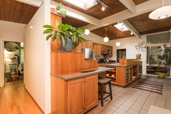 Dishwasher, coffee/tea maker