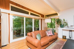 Téléviseur, foyer, livres