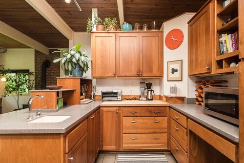 Stunning Mid-Century Gem Near Campus and Gardens