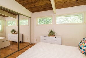 5 bedrooms, desk, iron/ironing board, travel cot