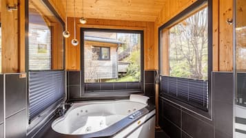 Premium Chalet # 06 mit Sauna & Whirlpool außen | Badezimmer | Whirlpool, Haartrockner, Handtücher, Seife