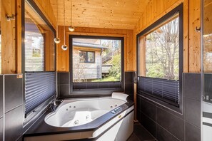 Premium Chalet # 06 mit Sauna & Whirlpool außen | Bathroom