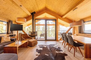 Superior Chalet # 12 mit Sauna & Whirlwanne innen | Oleskelualue | 50–tuumainen televisio, jossa satelliittikanavat