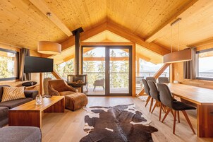 Superior Chalet # 12 mit Sauna & Whirlwanne innen | Área de estar | TV 50 polegadas com canais via satélite, lareira