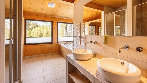 Superior Chalet # 05 mit Sauna & Whirlwanne innen | Bad | Boblebad, hårføner, håndklær og såpe
