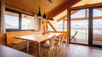 Superior Chalet # 02 mit Sauna & Whirlwanne innen | Oppholdsområde | En 50-tommers TV med Parabol-TV samt peis