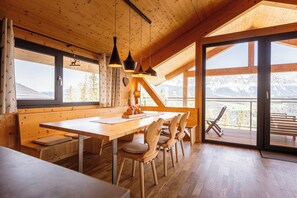 Superior Chalet # 02 mit Sauna & Whirlwanne innen | Oleskelualue | 50–tuumainen televisio, jossa satelliittikanavat