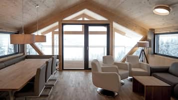 Superior Chalet # 10 mit Sauna & Whirlwanne innen | Wohnbereich | 50-Zoll-Fernseher mit Satellitenempfang, Kamin