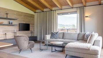 Penthouse mit 3 Schlafzimmer und Infrarot-Sauna | Living area | Flat-screen TV