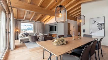 Penthouse mit 3 Schlafzimmer und Kamin | Living area | Flat-screen TV