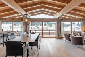 Penthouse mit 3 Schlafzimmer und Kamin | บริเวณนั่งเล่น | ทีวีจอแบน