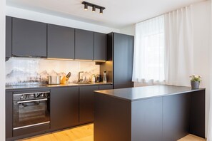 Full-sized fridge, oven, stovetop, dishwasher