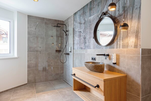 Shower, hair dryer, towels, soap - Fiss Suites by ALPS RESORTS (Fiss)