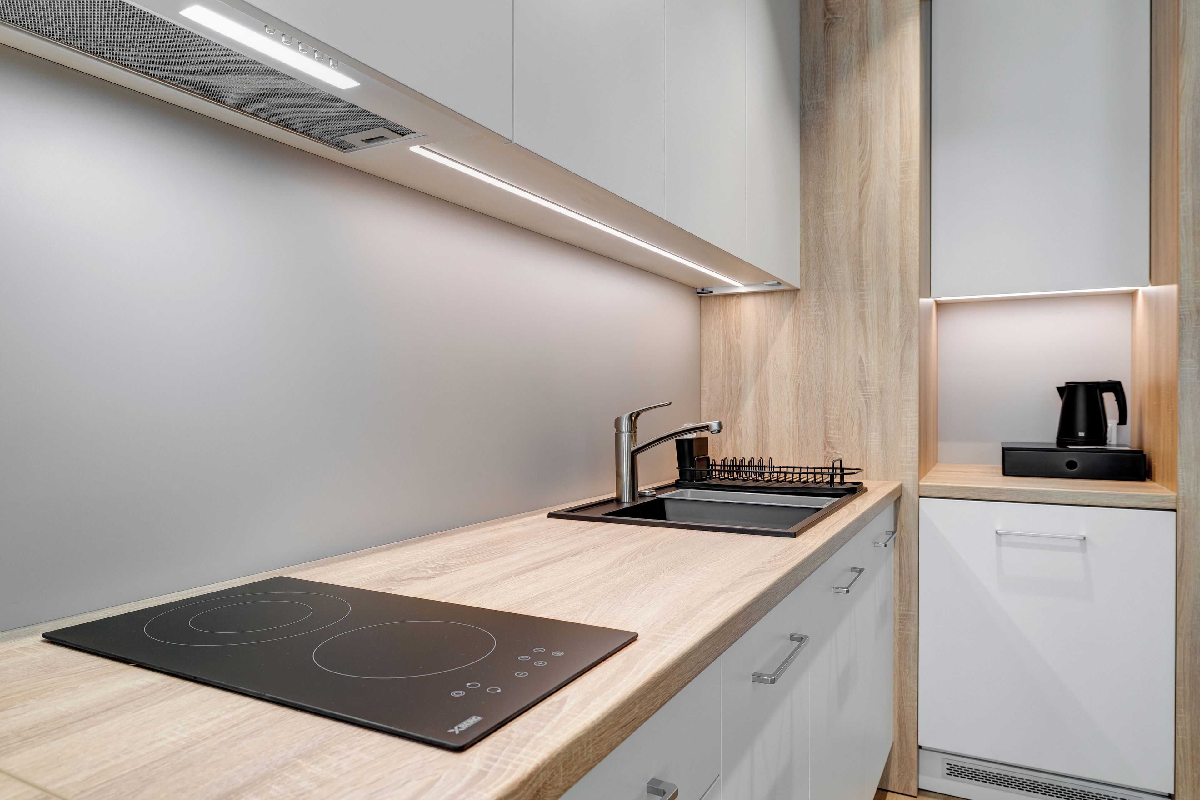 Suite estudio, balcón, vista al patio | Cocina privada | Refrigerador con congelador, parrilla de estufa y lavavajillas 