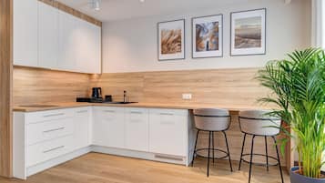 Studio Suite, Balcony, Courtyard View | Private kitchen