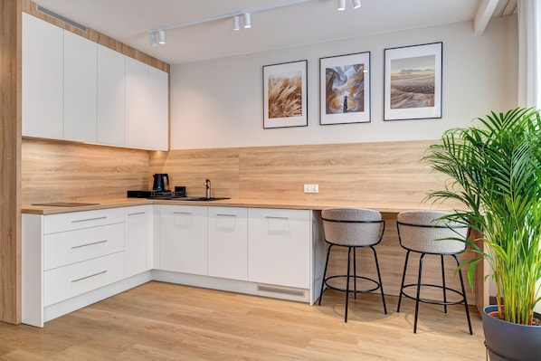 Studiosuite, Balkon, Blick auf den Innenhof | Eigene Küche | Großer Kühlschrank, Herdplatte, Geschirrspüler, Espressomaschine