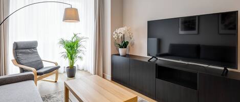 ห้องสวีท, ระเบียง | บริเวณนั่งเล่น | ทีวีจอแบน 55 นิ้ว พร้อมช่องเคเบิล