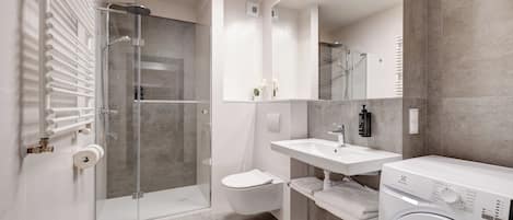 Studio suite, balkon, uitzicht op de binnenplaats | Badkamer | Een douche, een regendouche, een haardroger, handdoeken