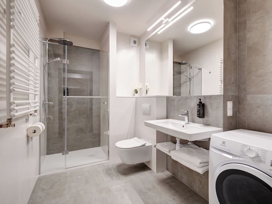 Studio Suite, Balcony, Courtyard View | Bathroom | Shower, rainfall showerhead, hair dryer, towels