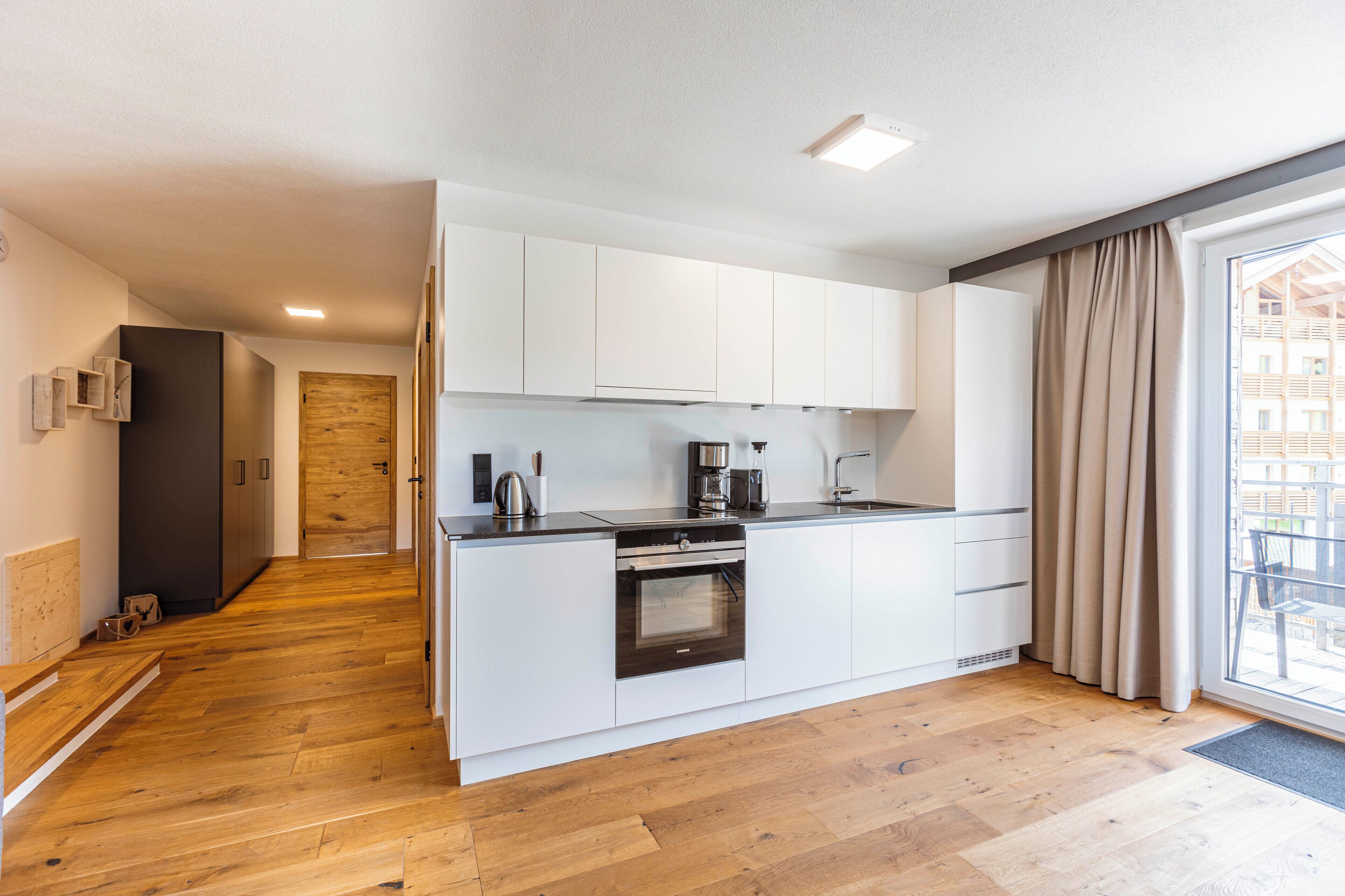 Køleskab/fryser i fuld størrelse, mikrobølgeovn, kogeplade