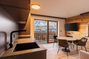 Ferienwohnung mit 2 Schlafzimmern für 4 Personen | Cocina privada | Frigorífico grande, microondas, placa de cocina y lavavajillas