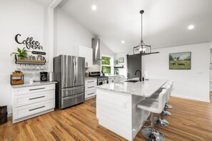 Een koelkast, een microgolfoven, een oven, een kookplaat