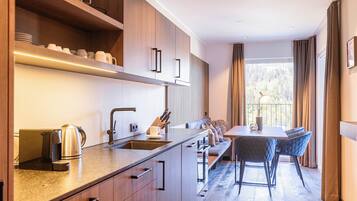 Ferienwohnung mit 2 Schlafzimmer | Private kitchen | Full-size fridge, oven, stovetop, dishwasher